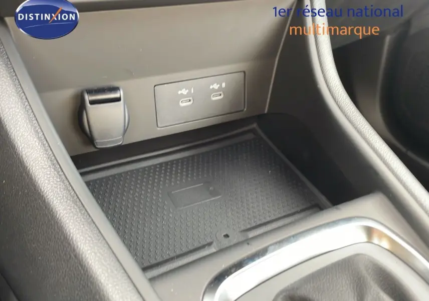 Prise USB double et prise 12V dans la console centrale du Renault Captur E-Tech hybride 2025, finition noire.