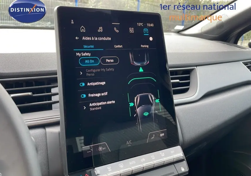 Écran tactile central du tableau de bord du Renault Captur E-Tech gris Cassiopée, affichant les aides à la conduite.