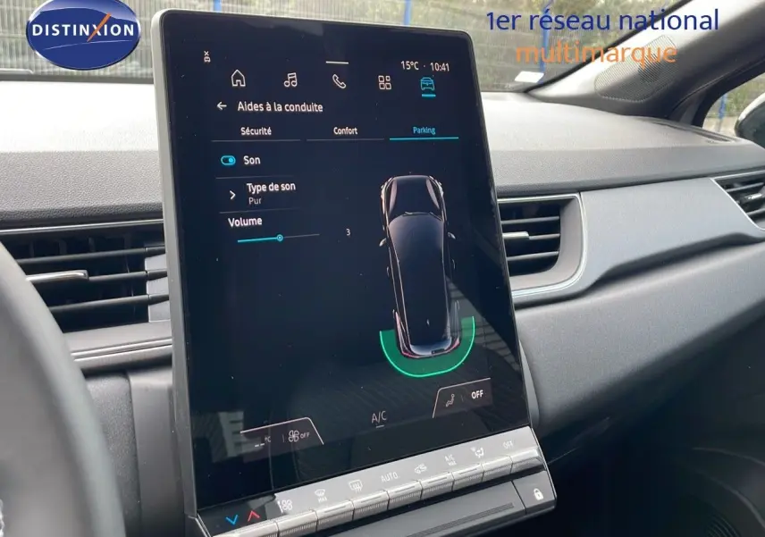 Vue intérieure du tableau de bord du Renault Captur 2025 avec écran tactile affichant l'aide au parking.
