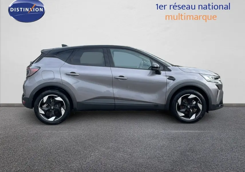 Profil droit du Renault Captur E-Tech hybride gris Cassiopée avec toit noir et jantes 18 pouces bicolores.