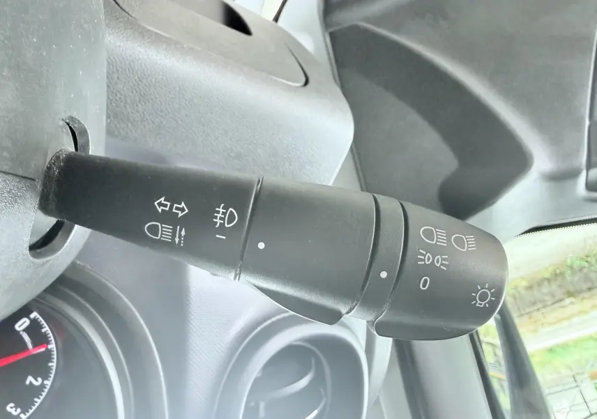 Gros plan sur la manette de commande des feux et clignotants dans l’habitacle d’un Opel Vivaro blanc de 2018.