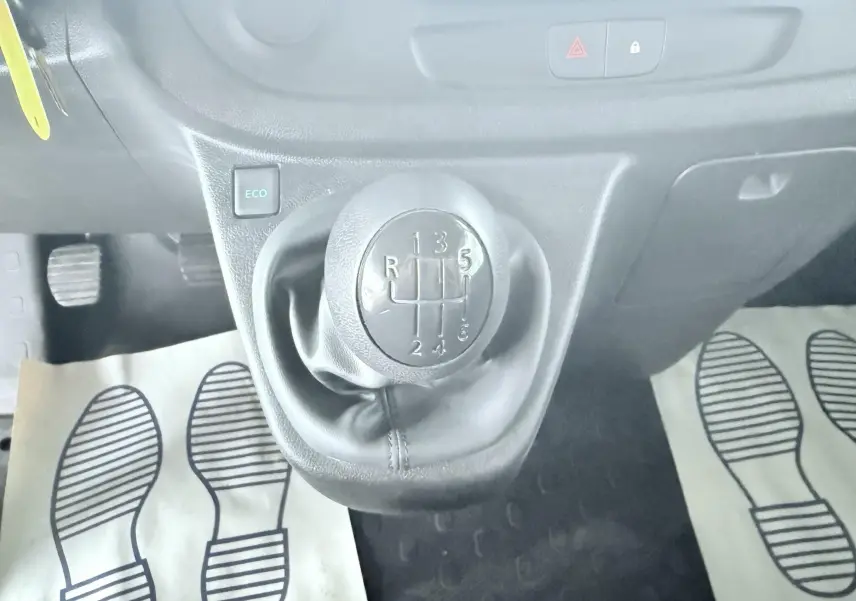 Gros plan sur le levier de vitesses manuel noir de l’Opel Vivaro 2018 avec bouton ECO et tapis de sol beige.