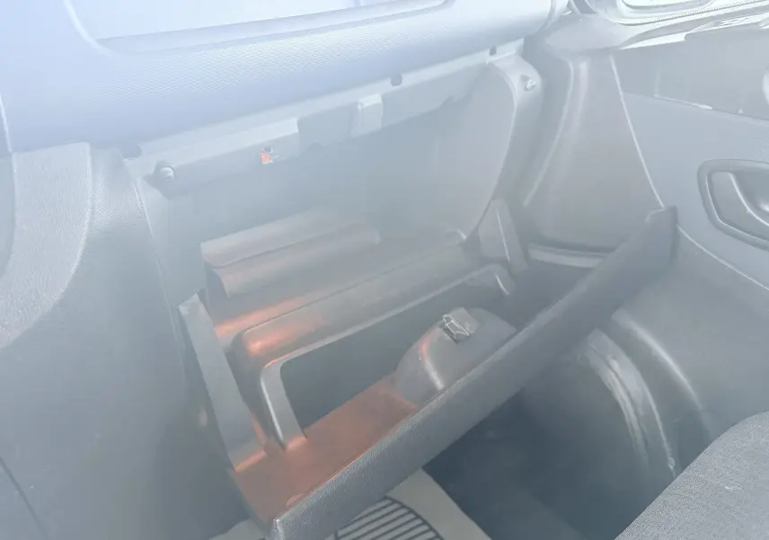 Vue intérieure du vide-poche ouvert côté passager de l'Opel Vivaro blanc, montrant le rangement et la porte.