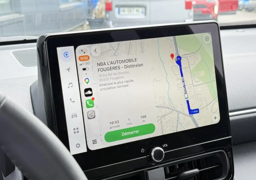 Vue intérieure centrée sur l'écran tactile du système multimédia de la Toyota Yaris Cross 2026, affichant la navigation.