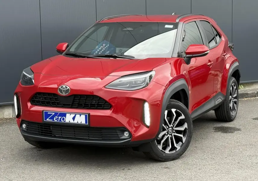 Toyota Yaris Cross rouge intense vue 3/4 avant droit avec feux LED et jantes alliage noires.