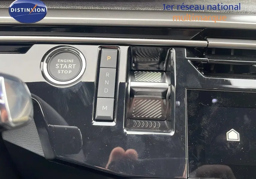 Gros plan sur la console centrale du Peugeot 5008 Hybrid 136ch GT avec bouton start/stop et commandes de boîte auto.