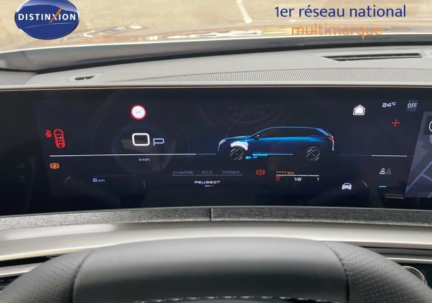 Affichage numérique du tableau de bord du Peugeot 5008 Hybrid 136ch GT avec représentation latérale du véhicule bleu.