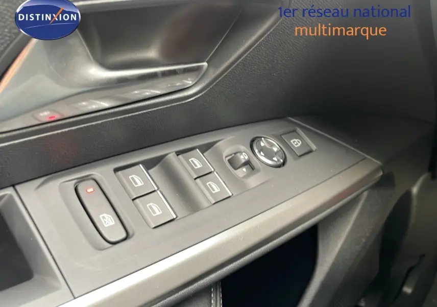 Gros plan sur les commandes de lève-vitres et rétroviseurs côté conducteur du Peugeot 5008 gris avec intérieur noir.