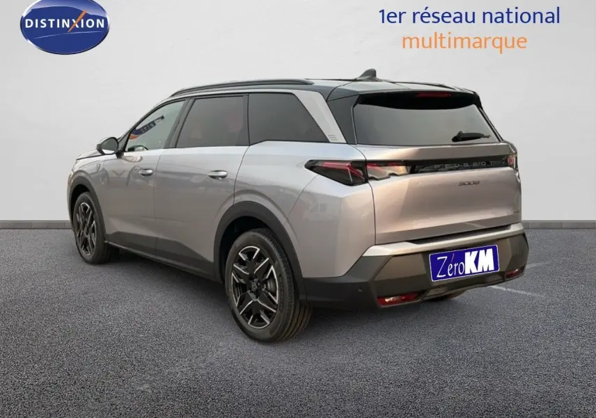 Peugeot 5008 Hybrid gris Artense métal avec toit noir, vue 3/4 arrière côté gauche, jantes noires distinctives.