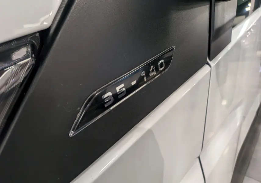 Gros plan sur l’inscription 35-140 sur la portière noire du fourgon blanc Iveco Daily 2025 côté droit.