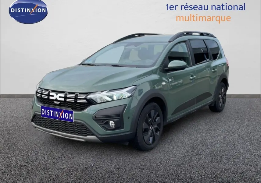 Dacia Jogger 2025 kaki lichen en 3/4 avant droit avec toit noir et jantes foncées.