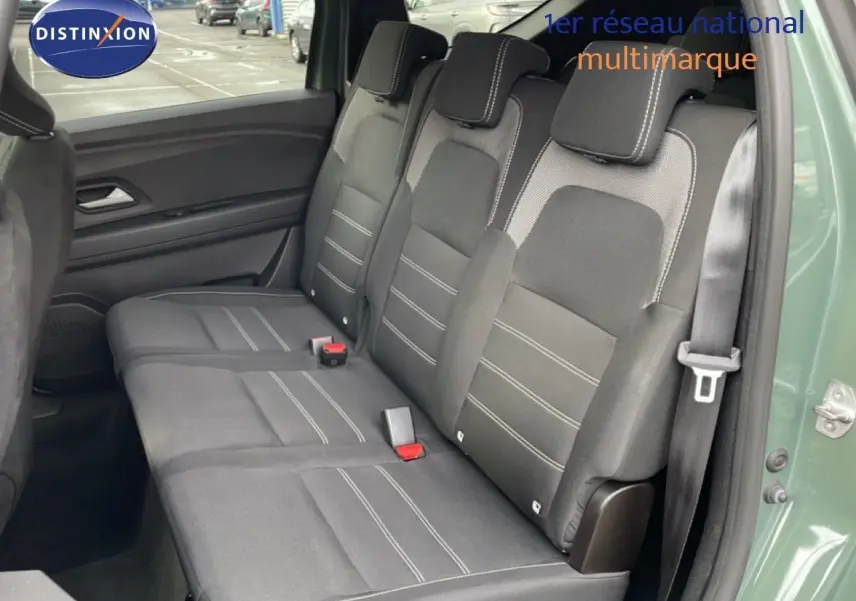 Vue latérale du siège arrière droit du Dacia Jogger 2025 en kaki lichen, montrant les trois appuie-têtes et la ceinture de sécurité.