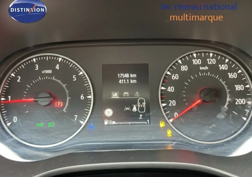 Vue rapprochée du tableau de bord du Dacia Jogger kaki lichen, affichant le compteur et l'odomètre numérique.