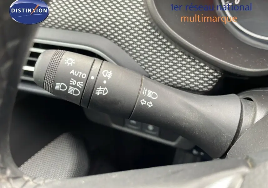 Gros plan sur la manette de commandes d’éclairage du tableau de bord du Dacia Jogger kaki lichen 2025.