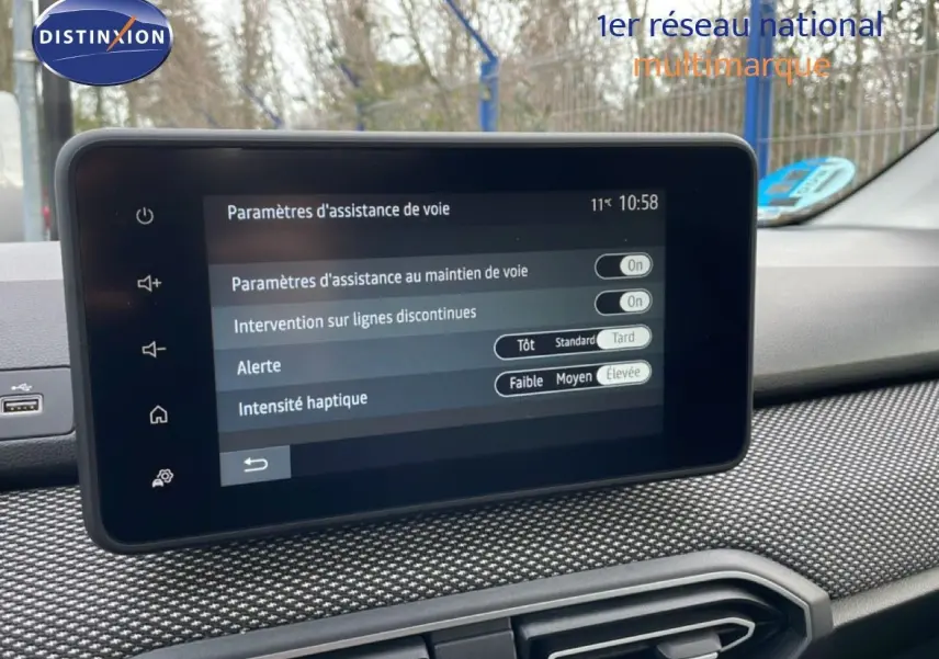 Écran tactile central du tableau de bord du Dacia Jogger 2025 affichant les paramètres d’assistance de voie.