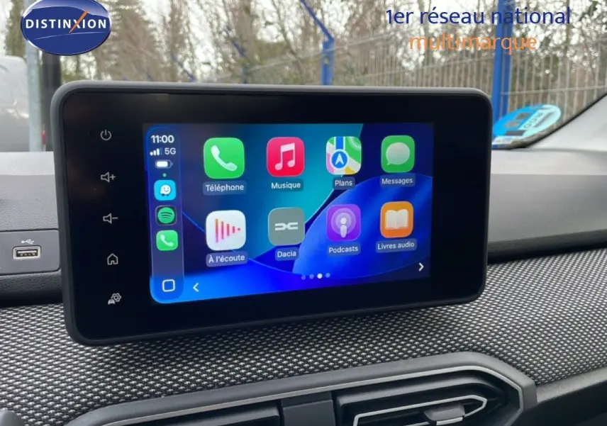 Écran tactile central affichant des applications connectées dans l’habitacle d’une Dacia Jogger 2025.