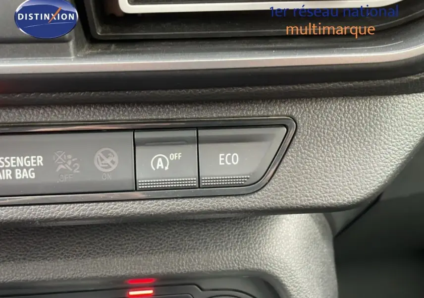 Gros plan sur les commandes ECO et désactivation du start-stop du tableau de bord intérieur du Dacia Jogger kaki lichen.