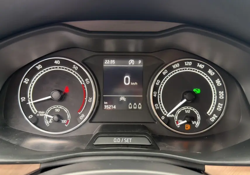Combiné d'instruments numérique et analogique du Skoda Kamiq 1.5 TSI 2023, affichage vitesse et jauge essence.