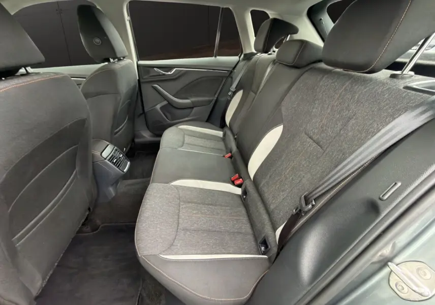 Vue intérieure côté droit des sièges arrière gris foncé et tissu bicolore du Skoda Kamiq 2023.