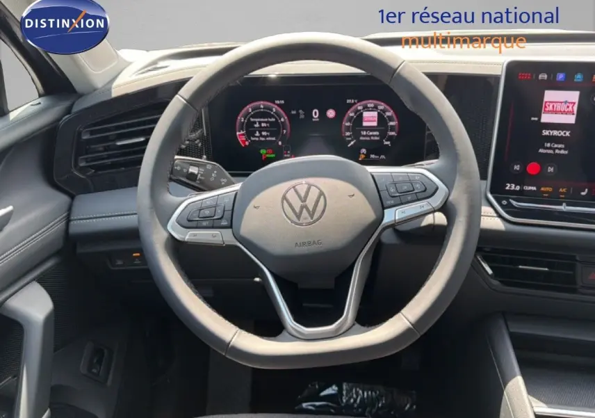 Vue intérieure centrée sur le volant gris clair et le tableau de bord numérique du Volkswagen Tiguan 2026.