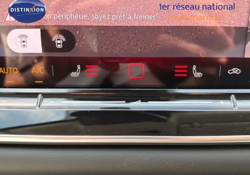 Détail de la console centrale tactile du Volkswagen Tiguan gris dauphin, affichant les commandes de climatisation et sièges chauffants.