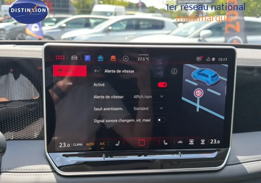 Écran tactile central du Volkswagen Tiguan 2026 affichant les réglages d’alerte de vitesse, intérieur gris clair.