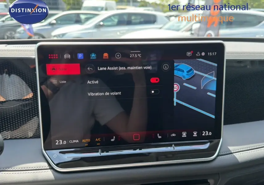 Écran tactile central du Volkswagen Tiguan 2026 affichant l'activation de l'assistance au maintien de voie.