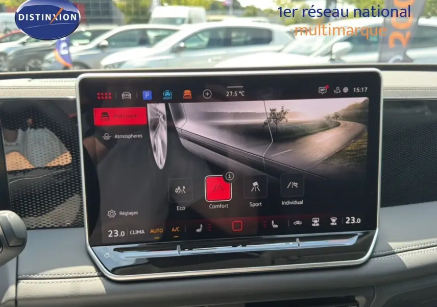Écran tactile central du Volkswagen Tiguan 2026 montrant les modes de conduite avec interface moderne et ambiance lumineuse intérieure.