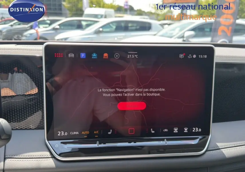Écran tactile central du Volkswagen Tiguan gris dauphin, affichant un message de navigation non disponible, intérieur clair.