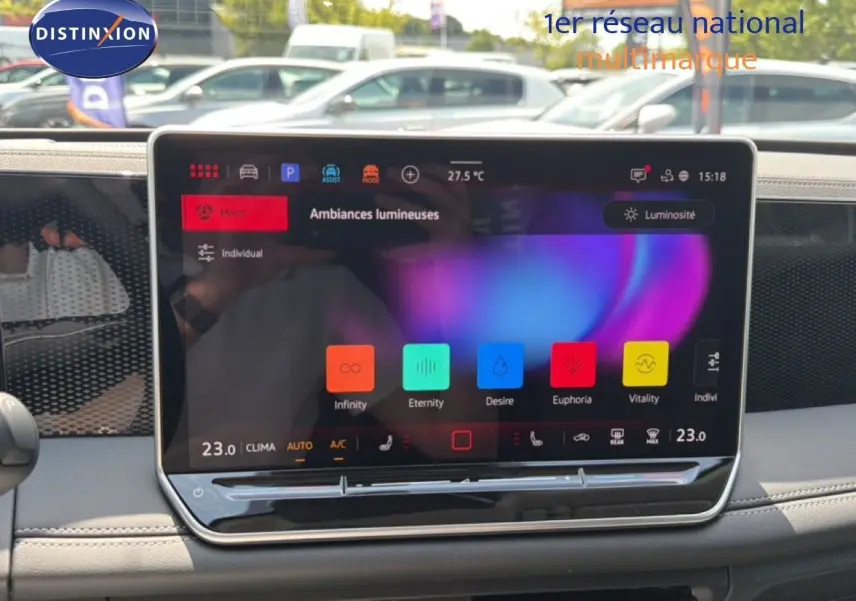 Écran tactile central du Volkswagen Tiguan 2026 affichant les options d’ambiances lumineuses, intérieur noir visible.