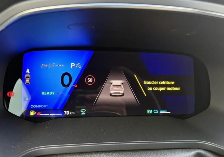 Tableau de bord numérique du Renault Symbioz 2025 affichant l'interface de conduite en mode confort et alertes de sécurité.