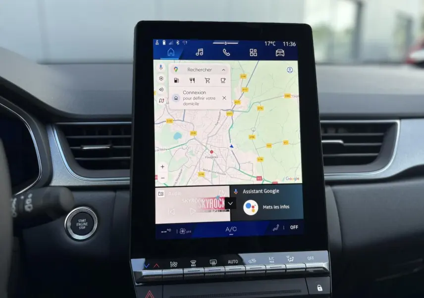 Vue rapprochée de l'écran tactile central noir affichant la navigation Google Maps dans l'habitacle du Renault Symbioz 2025.