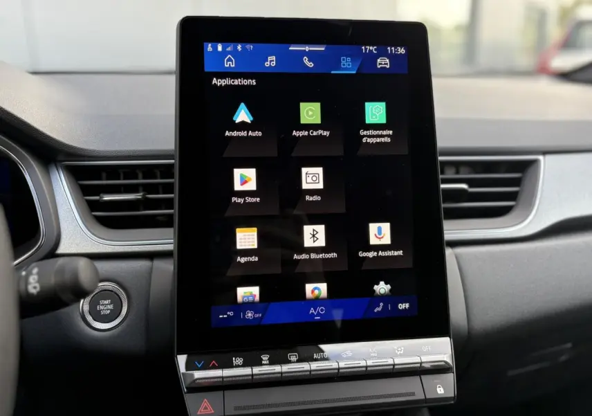 Écran tactile vertical du système Open R-Link 10" dans le tableau de bord du Renault Symbioz noir étoile, vue intérieure frontale.