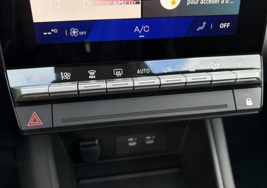 Gros plan sur la console centrale noire du Renault Symbioz 2025, avec commandes climatisation et écran tactile visible.