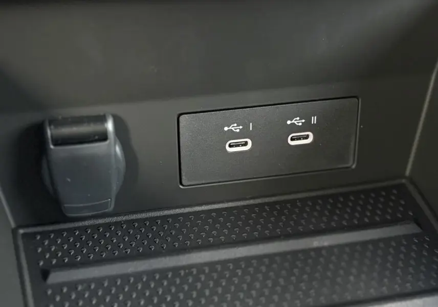 Gros plan sur les deux ports USB-C intégrés dans la console centrale du Renault SYMBIOZ noir étoile.