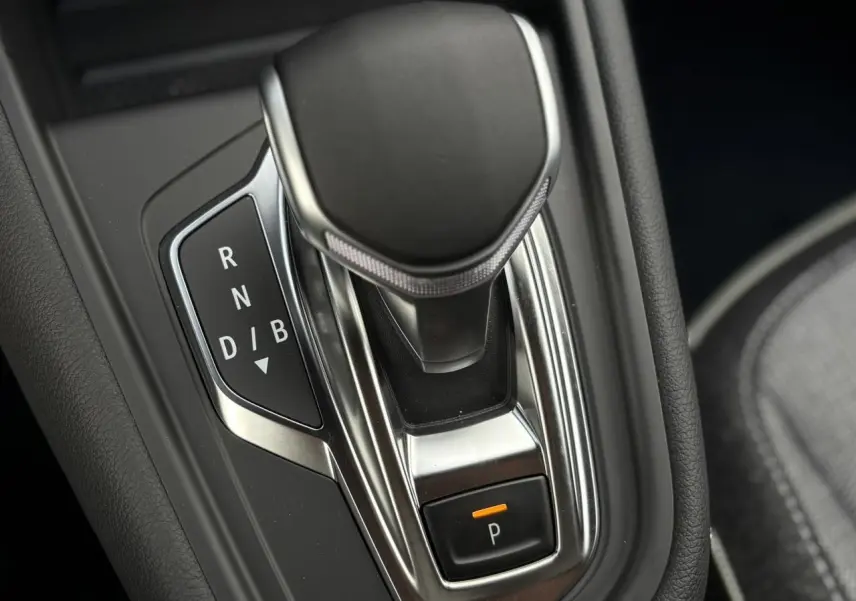 Le levier de vitesses automatique noir et chrome de la Renault SYMBIOZ E-Tech Full Hybrid, vue rapprochée intérieure.