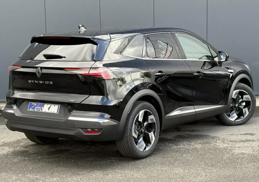 Vue 3/4 arrière droite du Renault SYMBIOZ noir étoile avec jantes 18 pouces et antenne requin noire brillante.