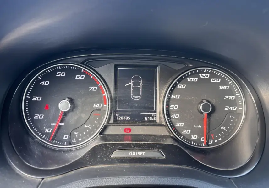 Gros plan sur le tableau de bord de la SEAT Ibiza 2016, affichant compte-tours, vitesse et indicateurs numériques.