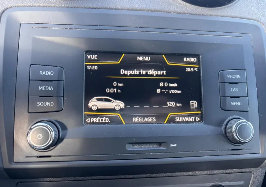 Écran central de la SEAT Ibiza 1.2 TSI 2016 affichant les réglages de trajet, entouré de boutons radio et menu.