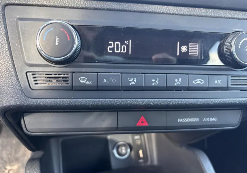 Panneau de commande de climatisation affichant 20°C dans l'habitacle d'une SEAT Ibiza rouge clair 2016.