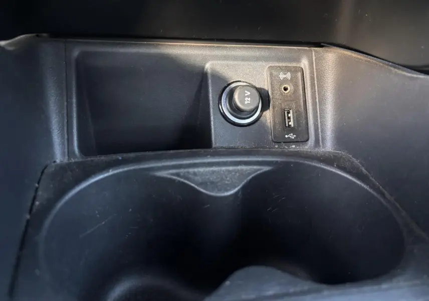 Prise 12V, port USB et prise jack dans le rangement central noir d'une SEAT Ibiza 1.2 TSI Style 2016.