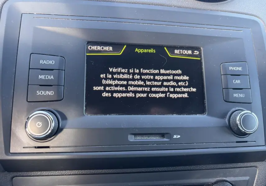 Écran central du système multimédia de la SEAT Ibiza 1.2 TSI 2016 avec menu Bluetooth affiché, boutons autour visibles.