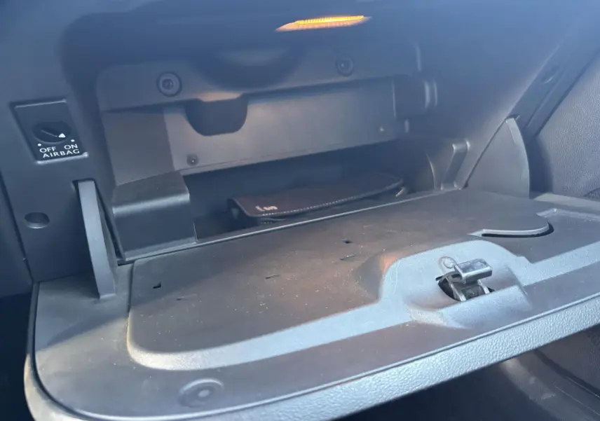 Gant de boîte à gants ouvert avec éclairage intérieur, montrant un manuel dans une SEAT IBIZA rouge clair 2016.