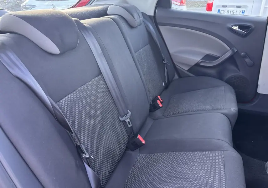 Banquette arrière en tissu gris foncé vue côté droit dans une SEAT Ibiza rouge clair de 2016.