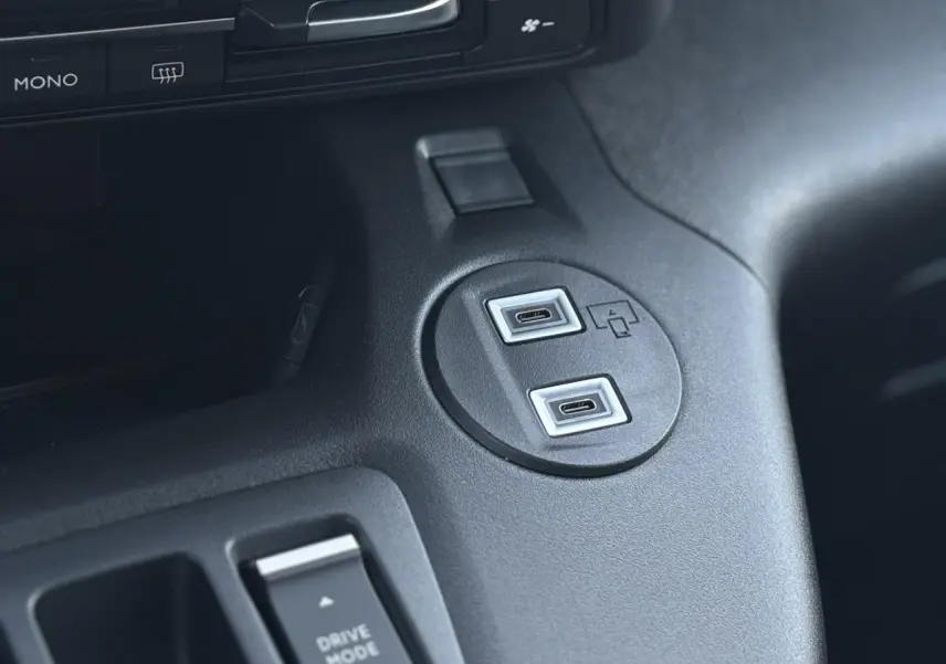 Gros plan sur la console centrale noire du Citroën Berlingo Multispace 2025 montrant les ports USB-C doubles.
