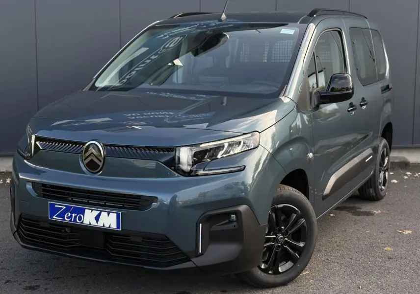 Citroën Berlingo Multispace bleu métallisé en 3/4 avant droit avec jantes alliage noires et barres de toit.