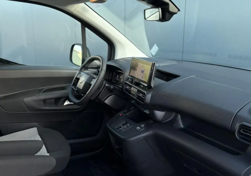 Intérieur du Citroën Berlingo Multispace 2025 vu côté conducteur, tableau de bord noir avec écran tactile et volant multifonctions.