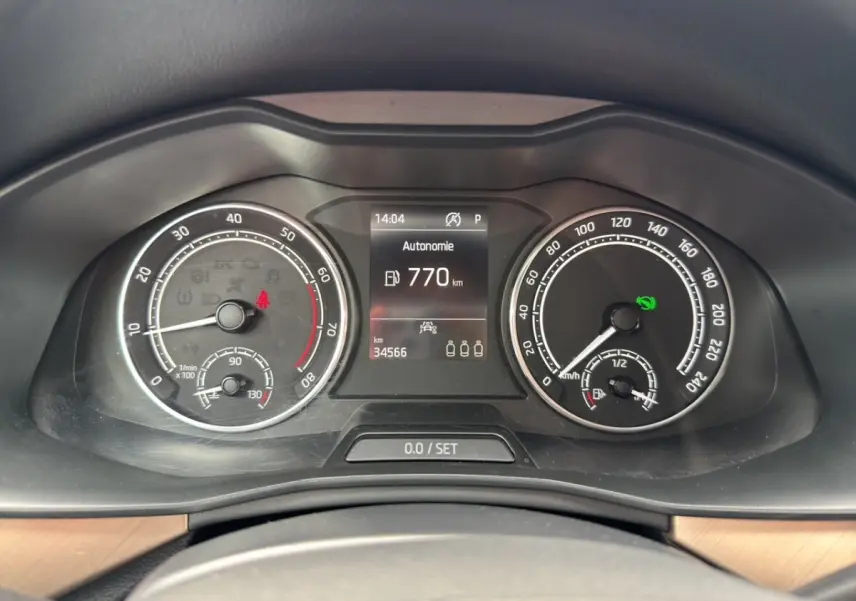 Vue intérieure centrée sur le volant cuir multifonctions du Skoda Kamiq 2023 avec tableau de bord digital.