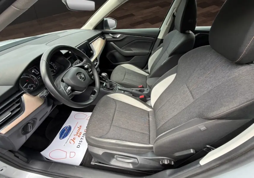 Gros plan sur la jante bi-ton noire et argentée du côté avant droit d'un Skoda Kamiq gris clair.