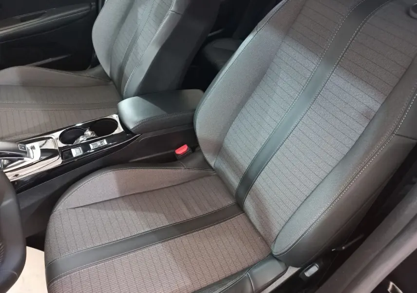 Vue rapprochée des sièges avant gris et noir de la Peugeot 208 PureTech 100 S&S EAT8 Allure Pack 2022.